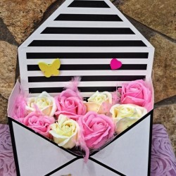 Soap Roses Ροζ-Λευκό σε Φάκελο Σ'αγαπώ