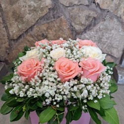 Gift Box με τριαντάφυλλα λευκά και ροζ
