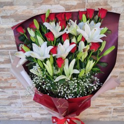 Ανθοδέσμη με κόκκινα τριαντάφυλλα και λευκά λίλιουμ