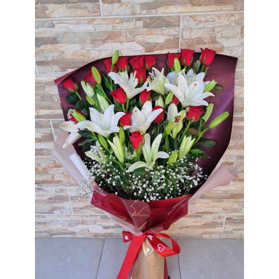 Ανθοδέσμη με κόκκινα τριαντάφυλλα και λευκά λίλιουμ