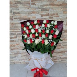 Ανθοδέσμη με 50 κόκκινα και λευκά τριαντάφυλλα