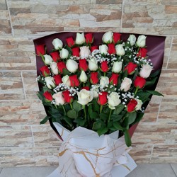 Ανθοδέσμη με 50 κόκκινα και λευκά τριαντάφυλλα