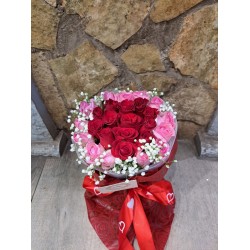 Μπουκέτο με κόκκινα και ροζ τριαντάφυλλα 