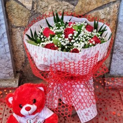 Μπουκέτο με κόκκινα τριαντάφυλλα love και αρκουδάκι