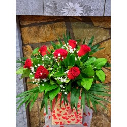 Μπουκέτο με κόκκινα τριαντάφυλλα σε gift box με καρδούλες
