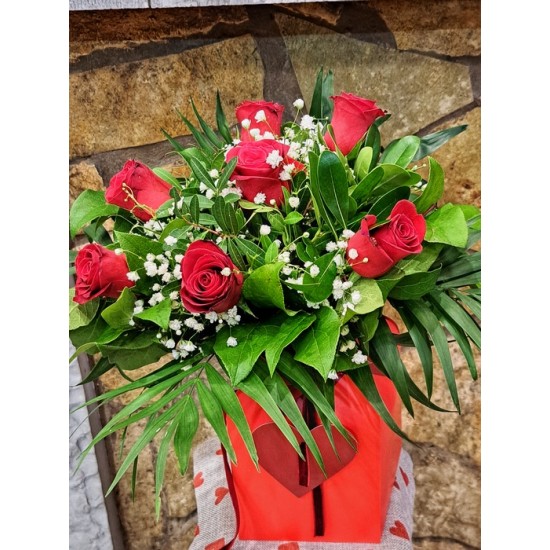 Μπουκέτο με κόκκινα τριαντάφυλλα σε κόκκινο gift box