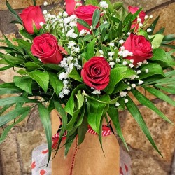 Μπουκέτο με κόκκινα τριαντάφυλλα σε gift box