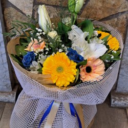 Μπουκέτο με μπλε τριαντάφυλλα και ποικιλία λουλουδιών
