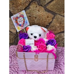 Τσαντάκι με soap roses, αρκουδάκι και σοκολατάκι.