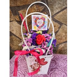 Τσαντάκι  λευκό με μπουκετάκι αμάραντο και soap rose