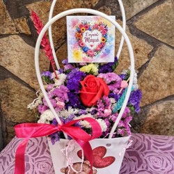 Τσαντάκι  λευκό με μπουκετάκι αμάραντο και soap rose