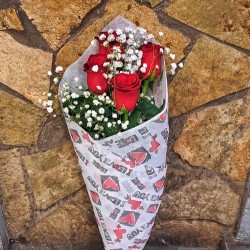 Ανθοδέσμη Love με  κόκκινα τριαντάφυλλα