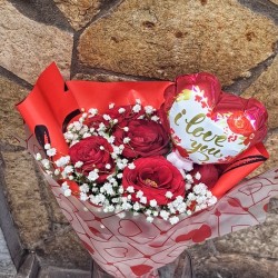 Μπουκετάκι με 6 κόκκινα τριαντάφυλλα και μπαλονάκι