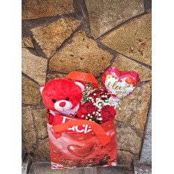 Τσάντα love με τριαντάφυλλα ,αρκουδάκι και σοκολάτα