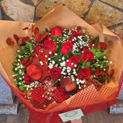 Μπουκέτο με κόκκινα τριαντάφυλλα