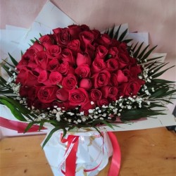 Μπουκέτο με 100 Κόκκινα Τριαντάφυλλα