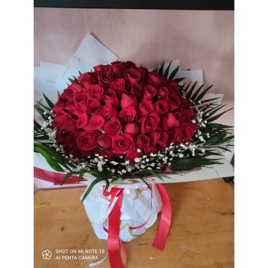 Μπουκέτο με 100 Κόκκινα Τριαντάφυλλα