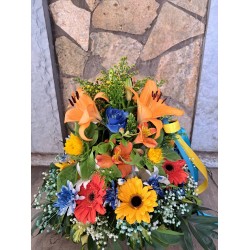 Καλάθι με άνθη σε μπλε και πορτοκαλί αποχρώσεις
