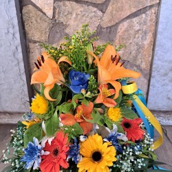Καλάθι με άνθη σε μπλε και πορτοκαλί αποχρώσεις